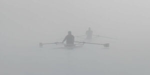 Avironistes dans le brouillard